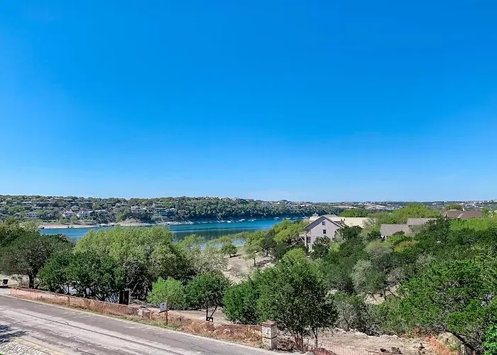 Bright & Spacious Family Home With Firepit, Lake Views, Furnished Deck, Free Wifi